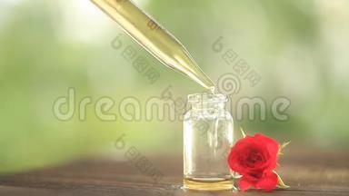<strong>玫瑰</strong>的<strong>精华</strong>放在桌子上，装在漂亮的玻璃瓶里
